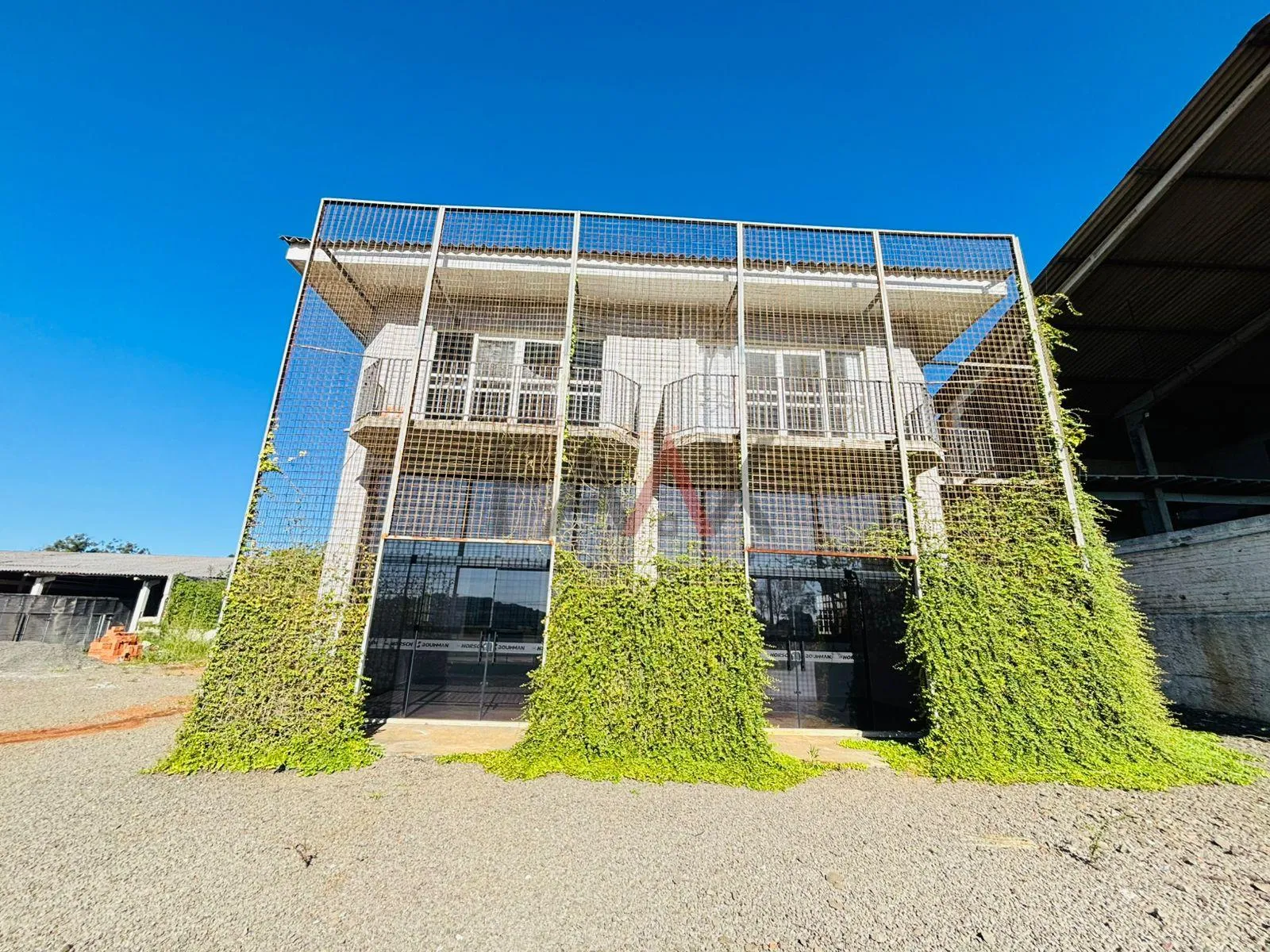 Foto do imóvel Sala Comercial para Locação em Frente à BR-277 com Terreno Amplo 840 m