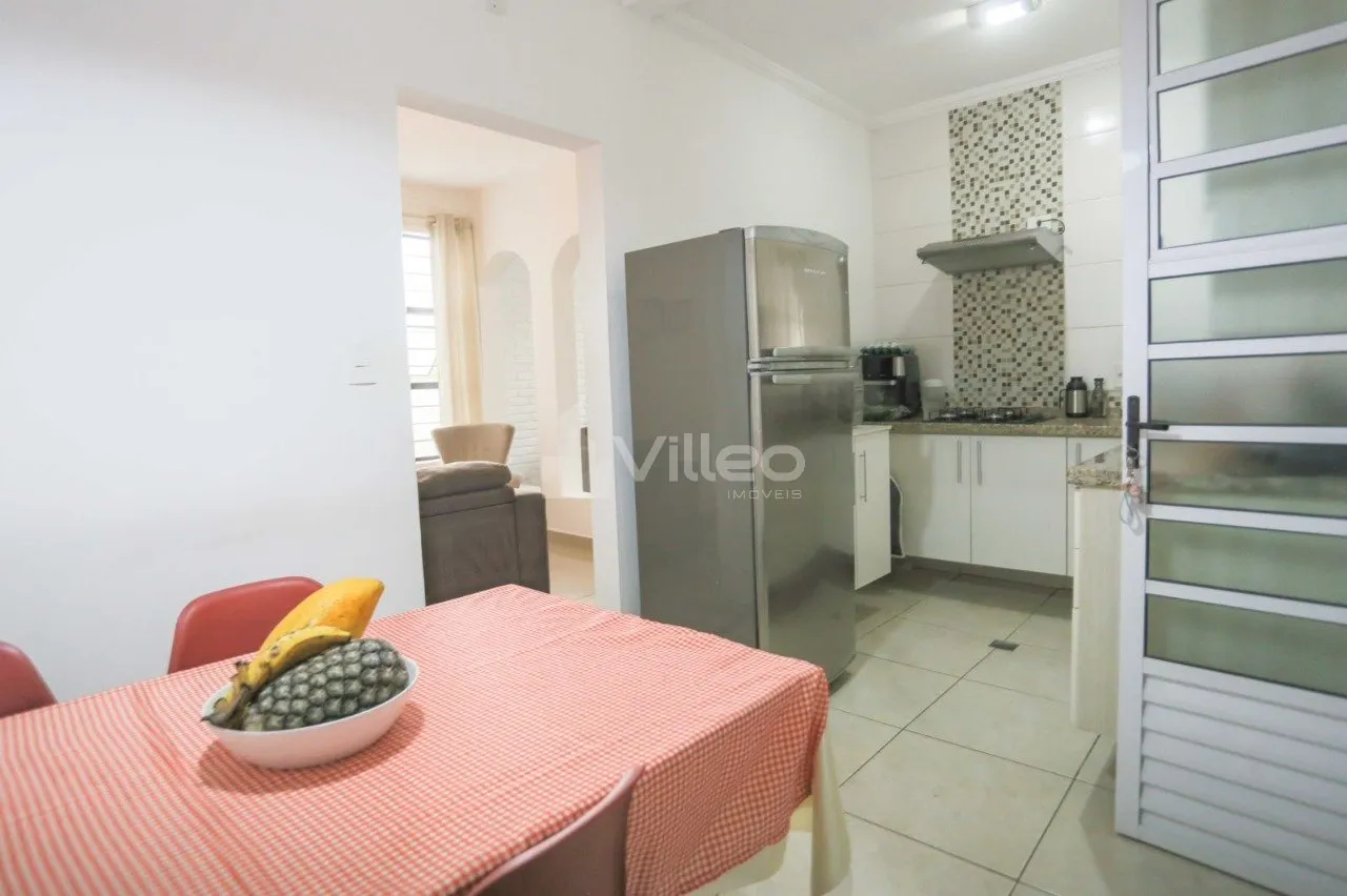 Imagem Casa de esquina com 2 casas no mesmo terreno, ideal para morar com a família ou ter uma segunda ren...