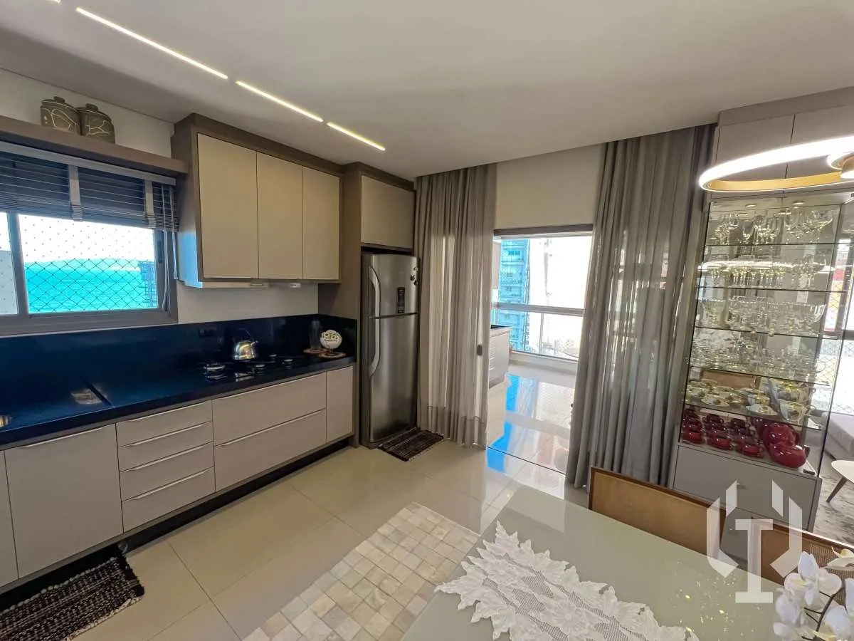 Imagem Apartamento mobiliado de 3 suítes e 2 vagas de garagem no Centro de Itapema