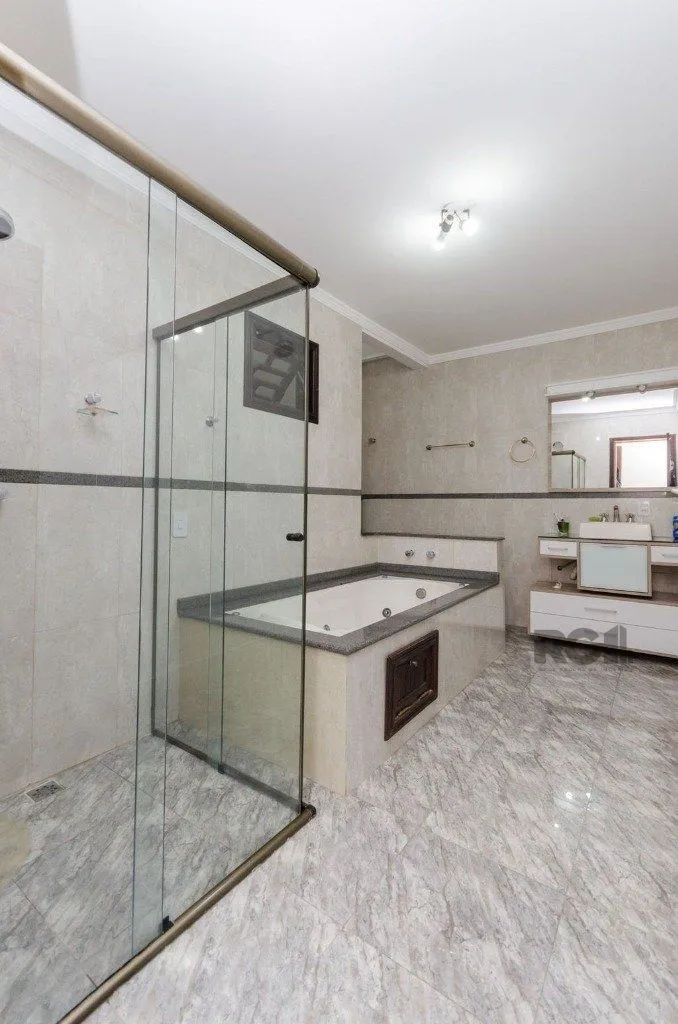 Imagem Excelente casa de 379m² com 3 dormitórios, piscina e 4 vagas.