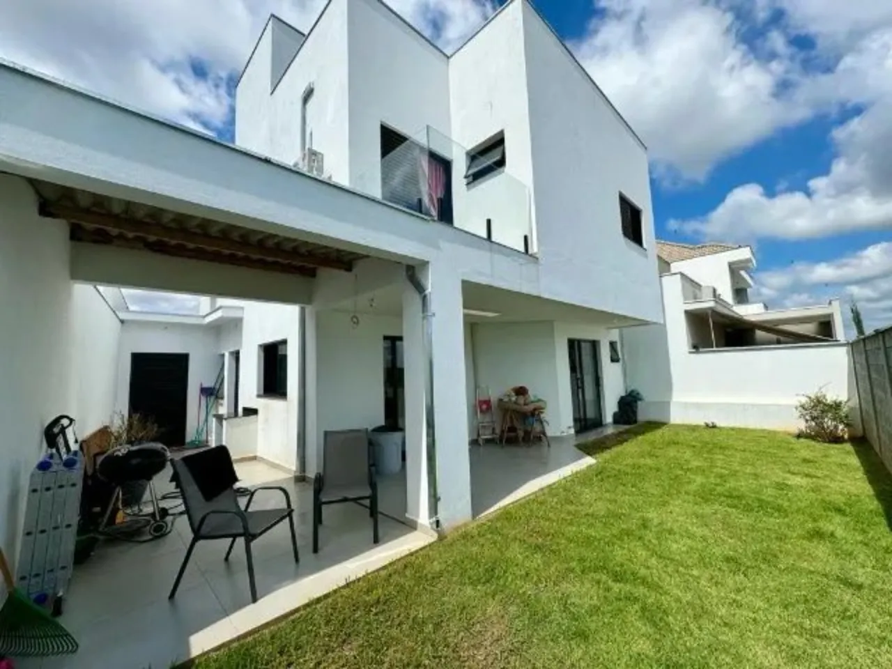 Imagem Casa em condomínio de luxo com 3 quartos e 4 vagas em Sorocaba-SP, Loteamento Dinorá Rosa. Confira!