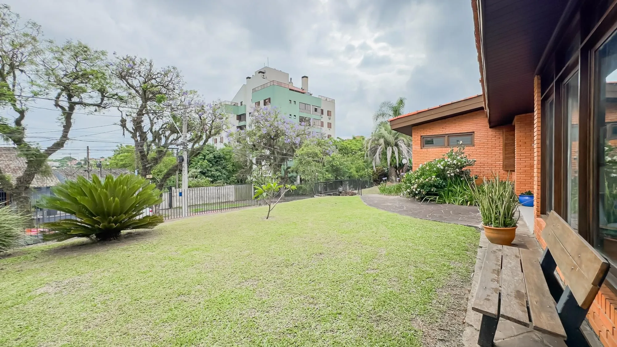Imagem Casa com 3 quartos e 313m² à venda em Chácara das Pedras, Porto Alegre. Rua Joao Paetzel, Chácara Das Pedras, Porto Alegre