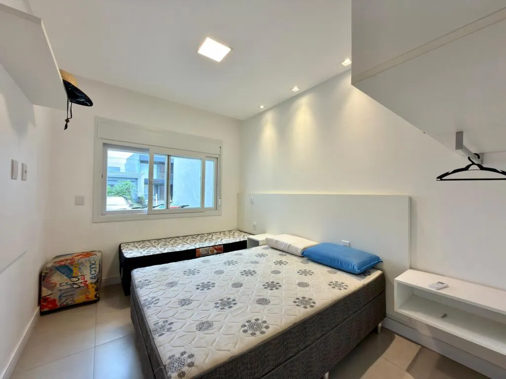 Imagem Casa em Condominio 4 Dormitórios - Bairro --