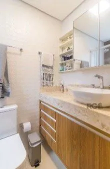 Imagem Casa impecável e mobiliada, com 3 niveis, possui 3 dormitórios sendo 1 suíte, 4 banheiros
