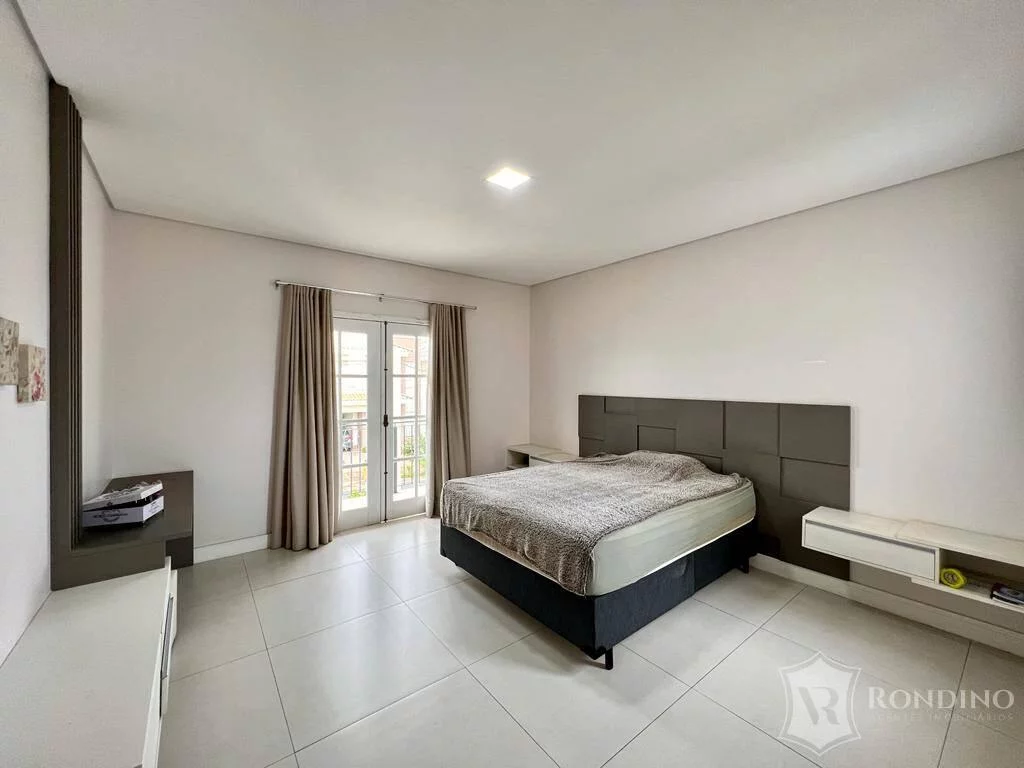 Imagem Casa Sobrado Condomínio Le France. Arquitetura Neoclássica