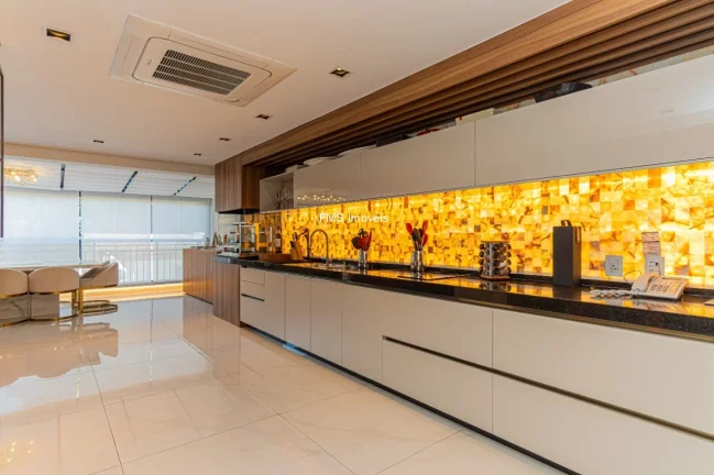 Imagem Apartamento de Alto Padrão de 3 suítes em Moema com 330m² e 4 vagas de garagem.