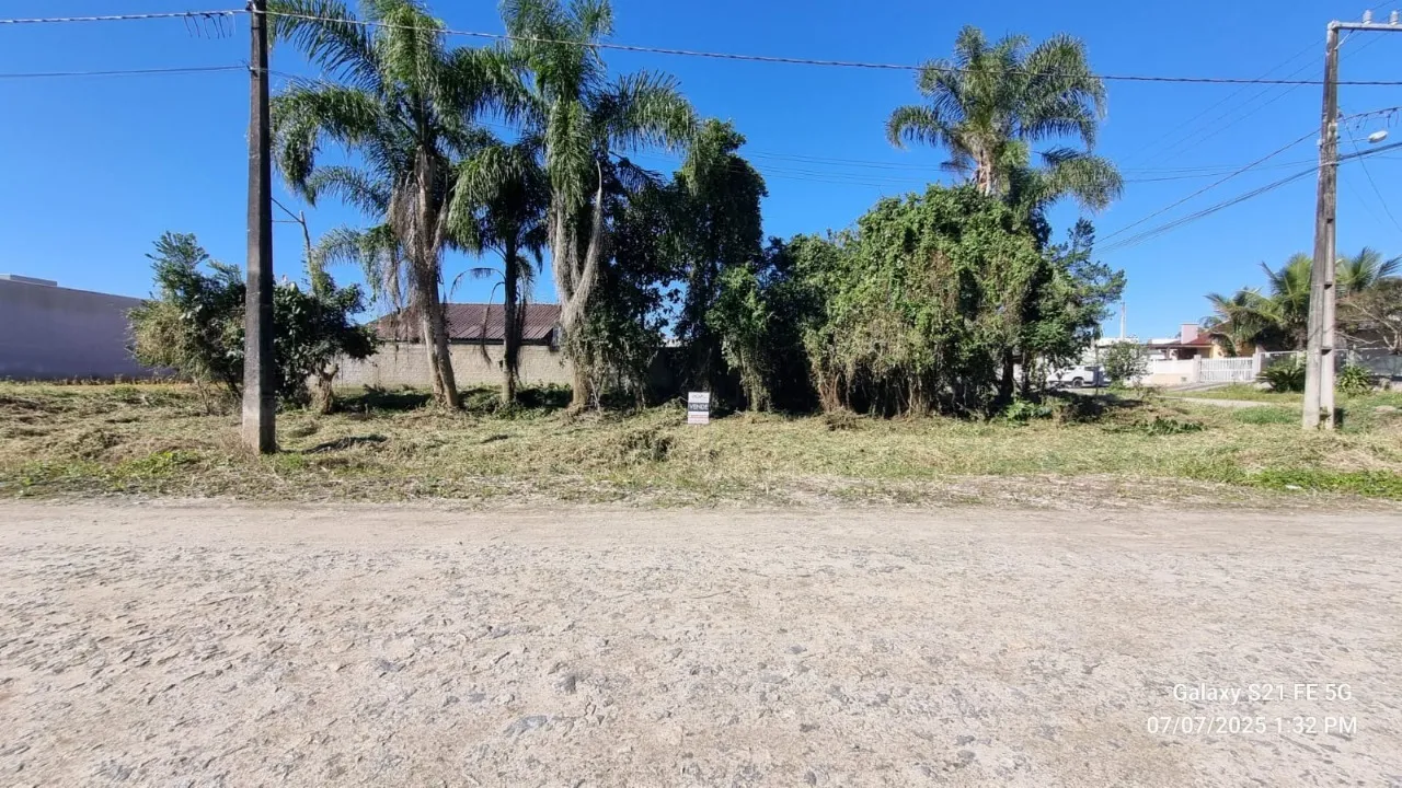 Imagem Terreno de Esquina em Itapoá - Localização Estratégica 
Terreno de esquina, com 12x30m, oferece ...