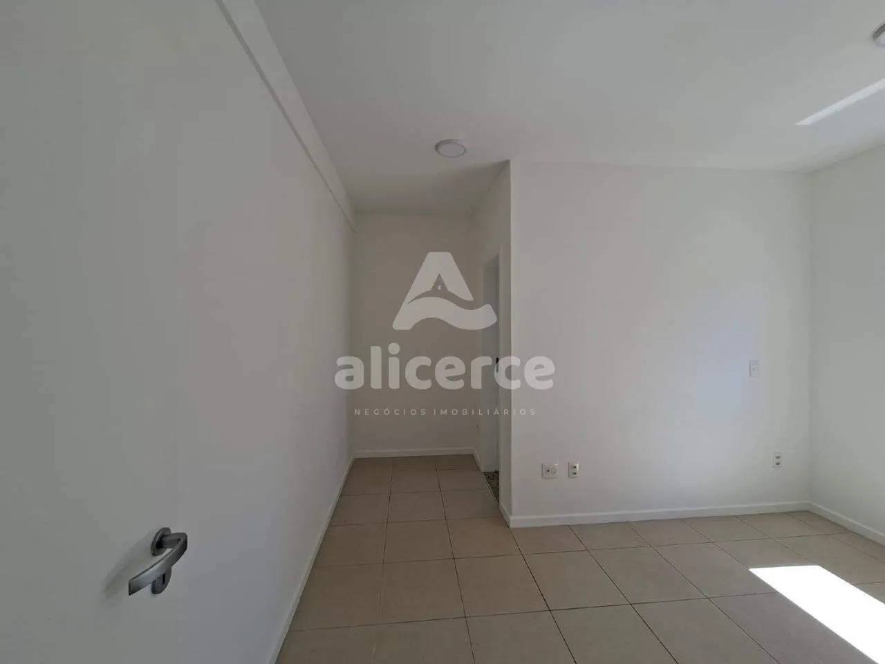 Imagem Apartamento à venda com 02 dormitórios sendo 01 suíte com 74 m² no bairro Kobrasol - São José - SC.