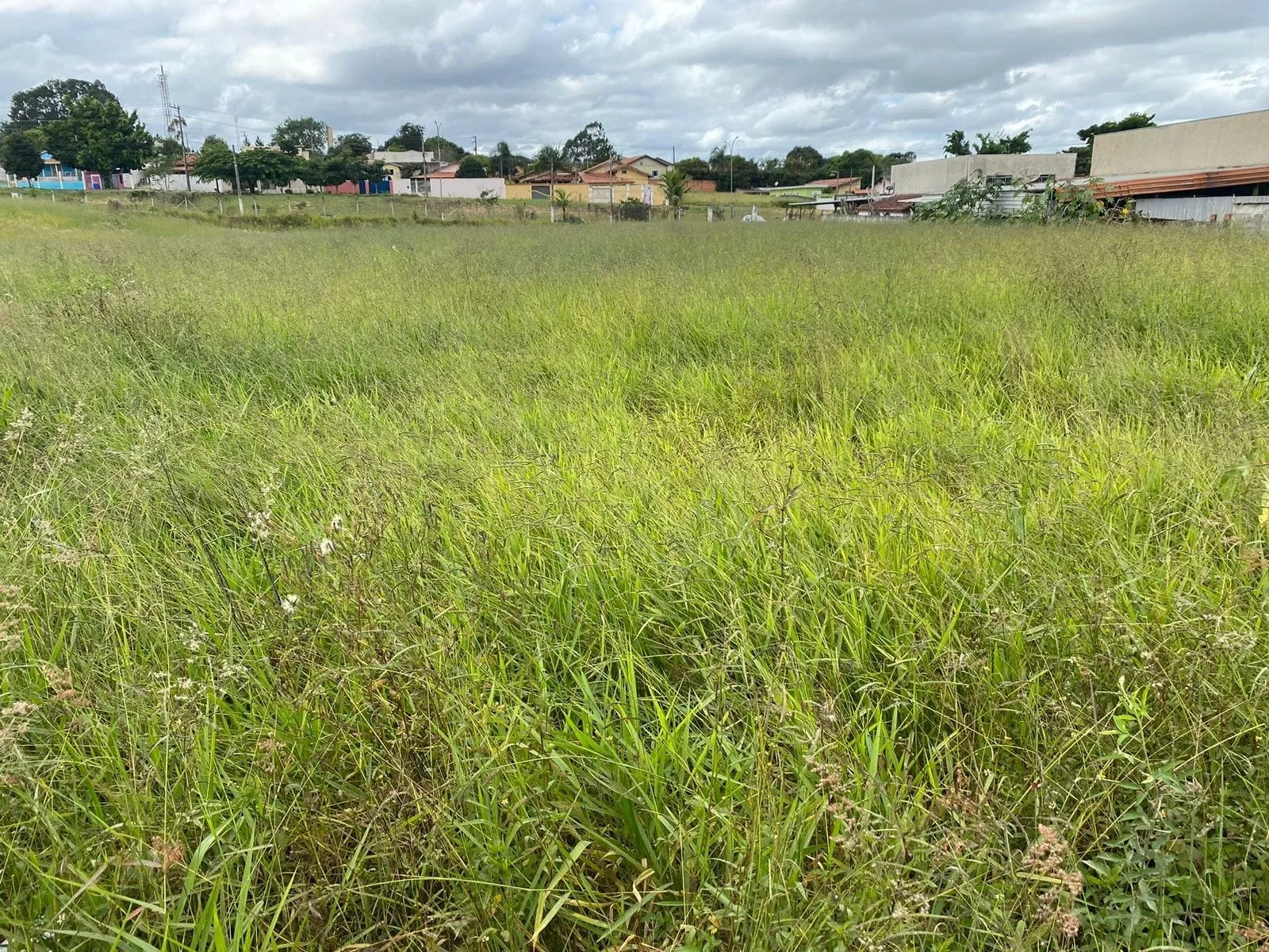 Imagem Terreno à venda na rua principal de Sarapuí