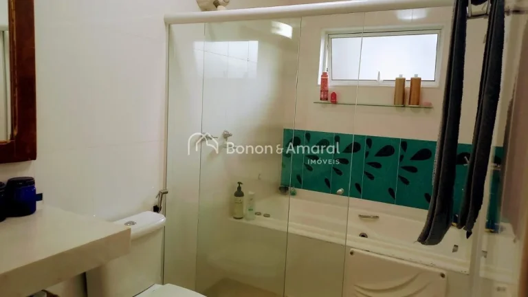 Imagem Esta casa em condomínio oferece uma área total de 480 metros quadrados, proporcionando um espaço ...