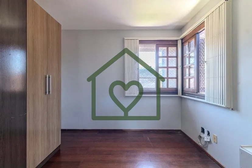 Imagem Casa de dois pavimentos com 3 dormitórios, sendo 1 suíte. No pavimento superior, conta com dois do...