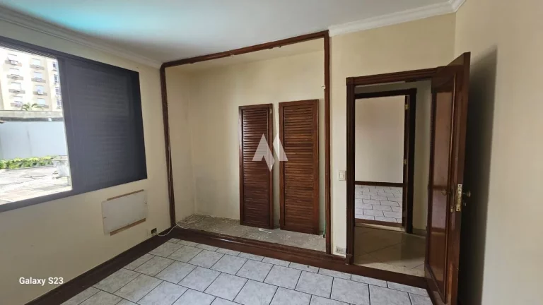 Imagem Casa com 4 dormitórios + 1 suíte + edícula em Ponta da Praia, Santos/SP