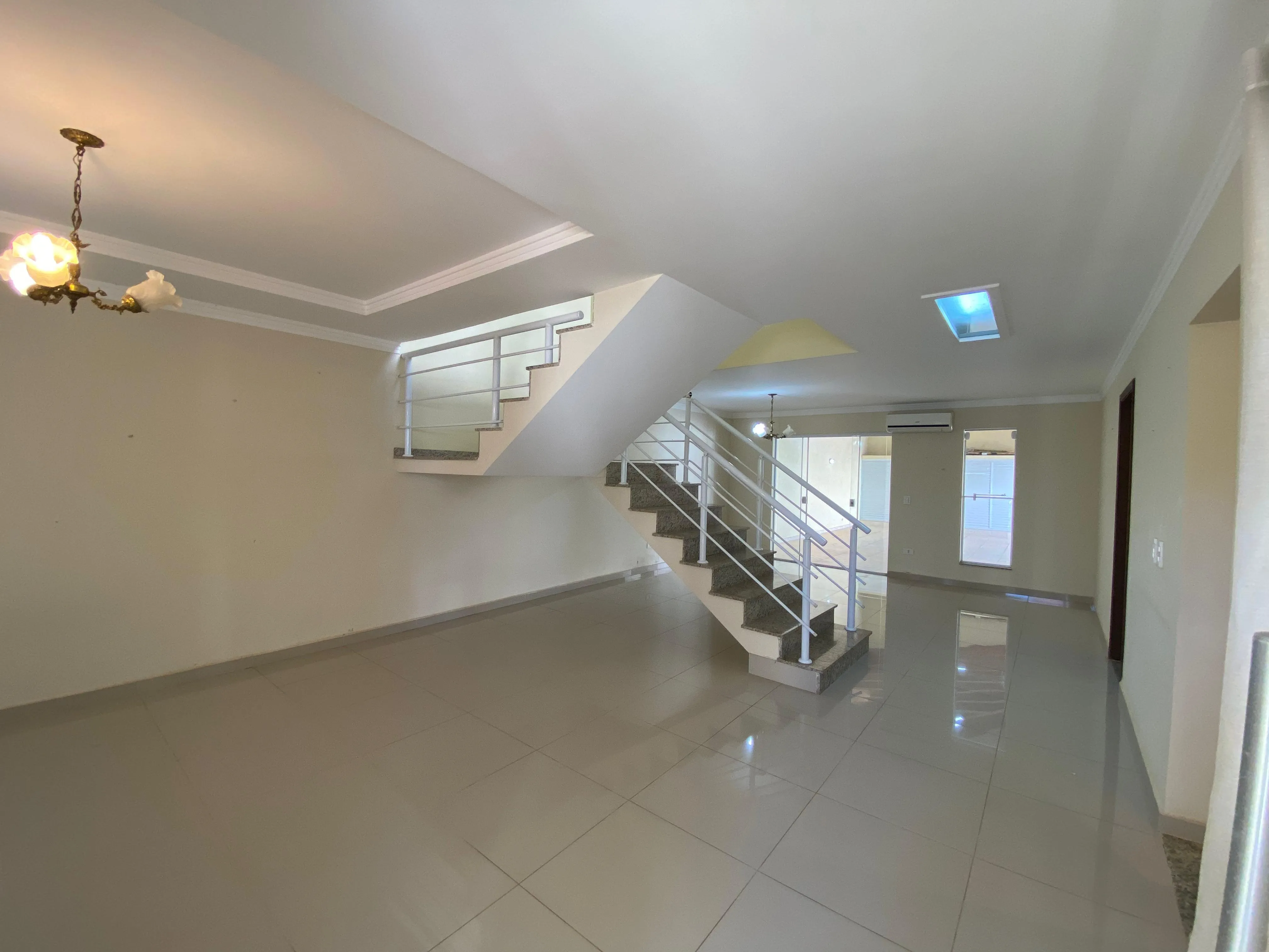 Imagem Excelente Oportunidade, Casa de 347M² de 3 Dormitórios sendo 1 Suíte Master à 10min. do Parque Campolim