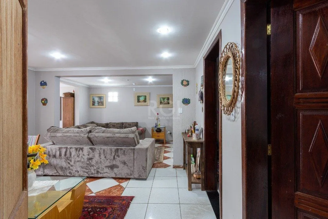 Imagem Sobrado para Venda - 300m², 3 dormitórios, sendo 1 suites, 3 vagas - Cavalhada
