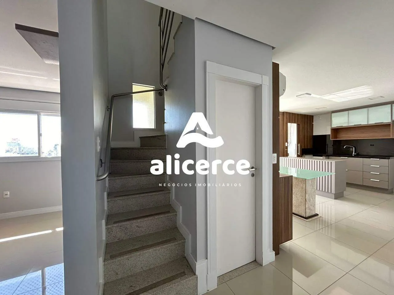 Imagem Apartamento Duplex à venda com 129m² l 3 quartos l 3 suítes l Vista Mar l Estreito - Florianópolis/SC