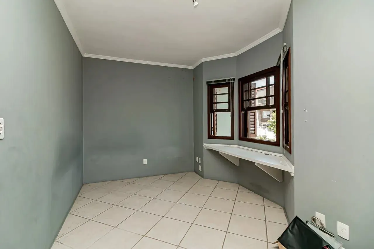 Imagem Casa com 4 dormitórios e 2 pavimentos em ótimo estado de conservação .
