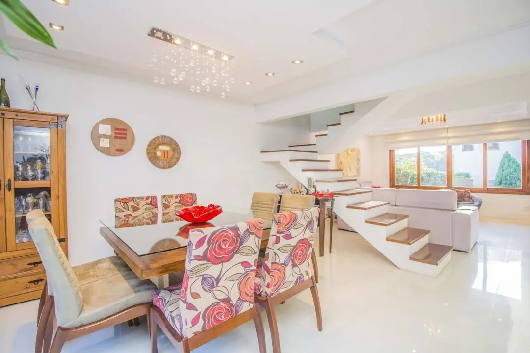 Imagem Casa com 3 Dormitórios, Sendo 1 com Closet, Sótão e Pátio em Condomínio