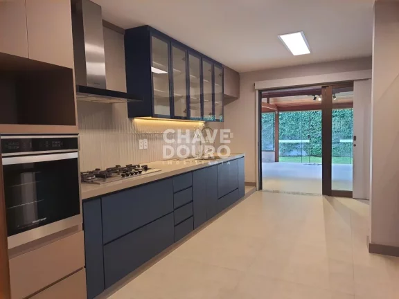 Imagem Casa em condomínio com 4 suítes em terreno plano no Comary!