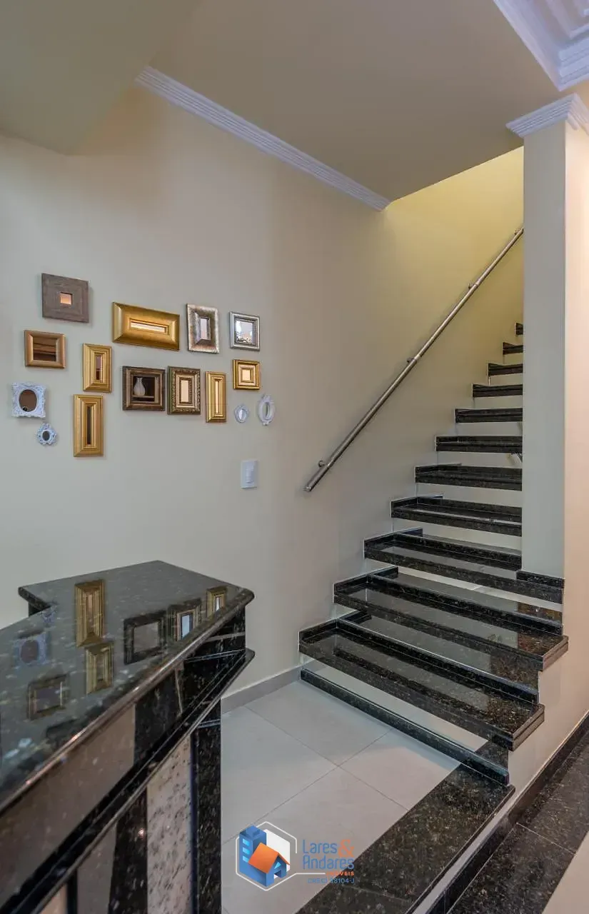 Imagem Sobrado para venda em Chácara Inglesa com 3 quartos, sendo 3 suítes, 300m²