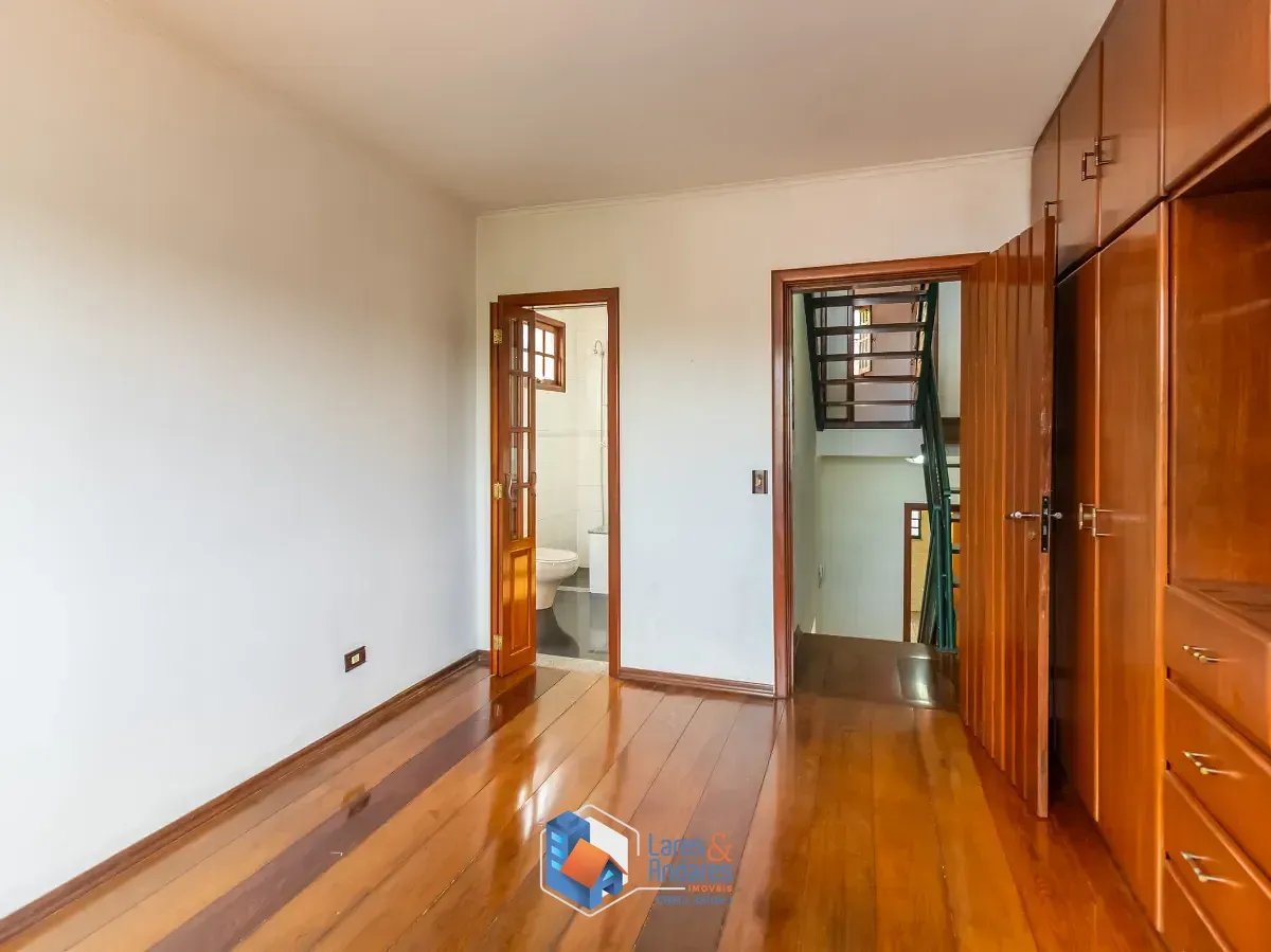 Imagem Sobrado para venda em Jardim Regina com 3 quartos, sendo 1 suíte, 226m²