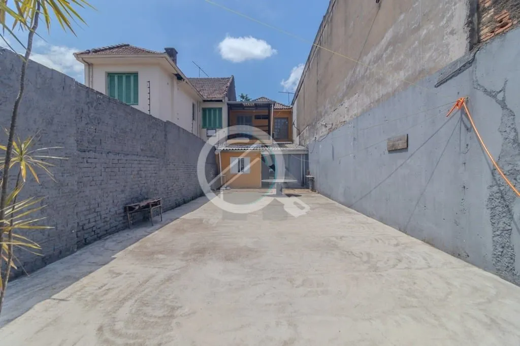 Imagem Sobrado três quartos com uma suíte, living, banheiro social, cozinha e pátio. O sobrado possui ar...