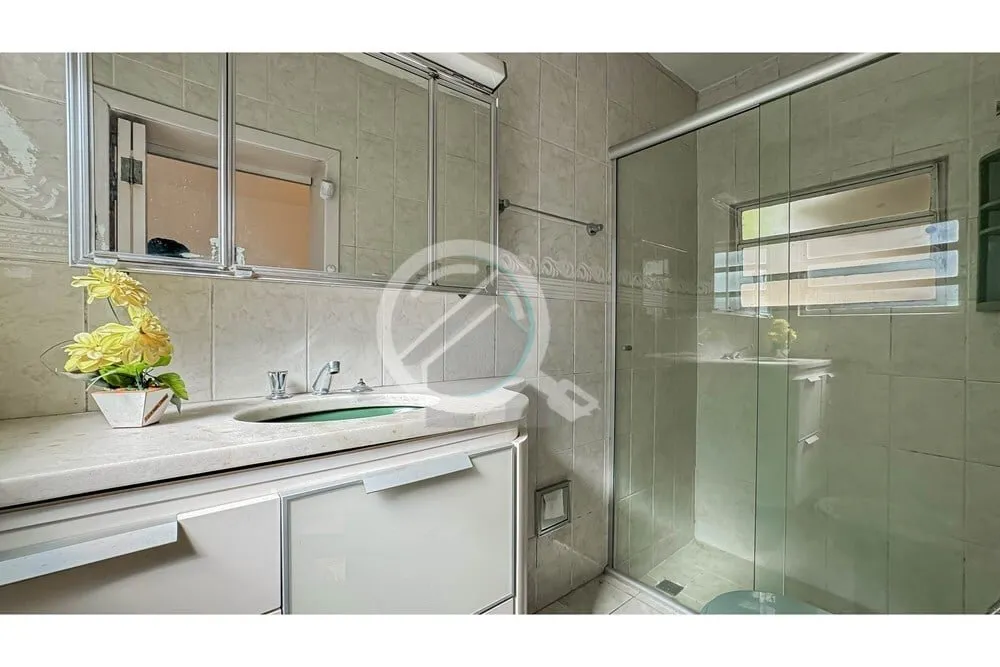 Imagem Ampla casa com 14 peças incluindo um anexo de 3 andares, salas com lareira, 2 suítes, 4 quartos, e...