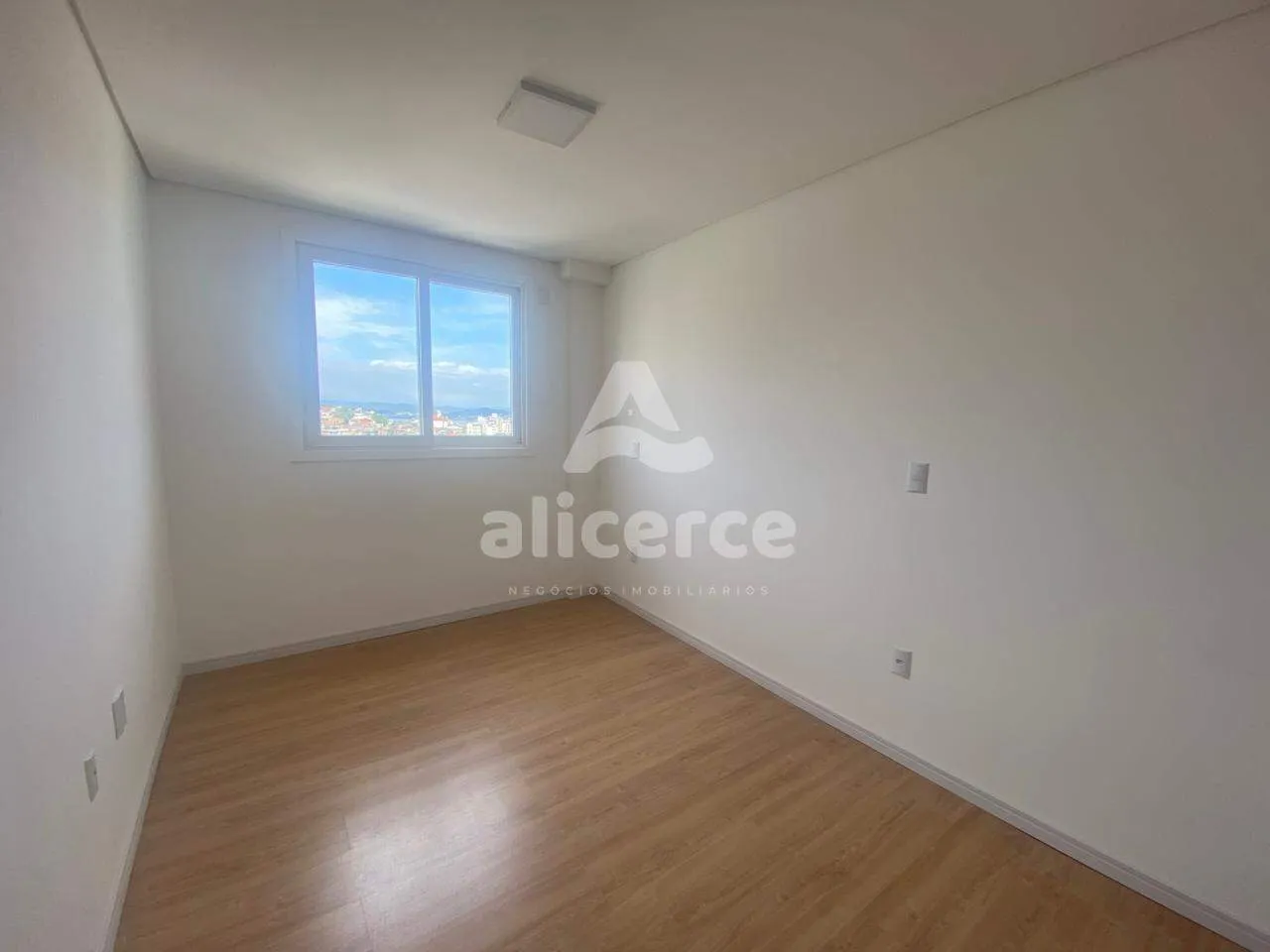 Imagem Apartamento para Locação em Coqueiros com 2 Dormitórios, 1 Suíte e Sol o Dia Todo