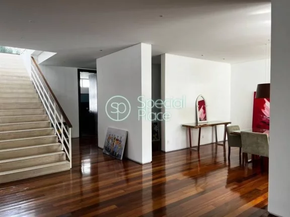 Imagem Casa com 850m² de área construída num terreno de 1.125m², Com projeto arquitetônico de João Ar...