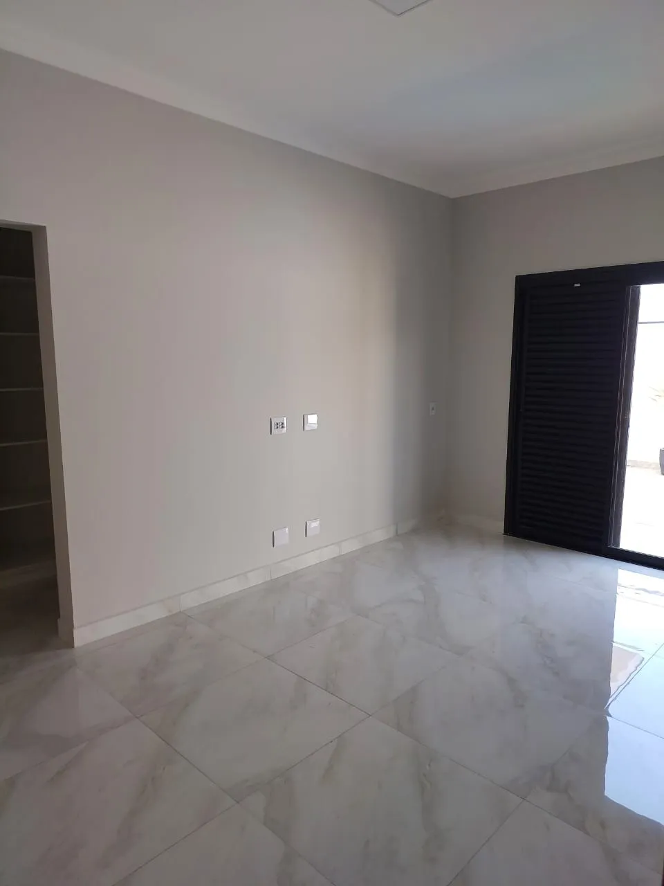 Imagem Casa de Luxo em Condomínio na Aparecidinha, Sorocaba-SP: 3 Quartos, 3 Suítes, 4 Vagas - 181m² - Venda ou Locação