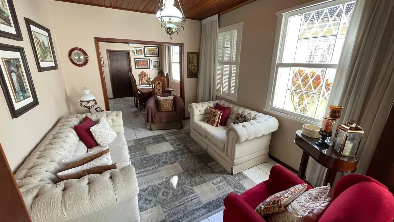 Imagem Casa com pátio com 3 dormitórios, 2 banheiros e 4 vagas.