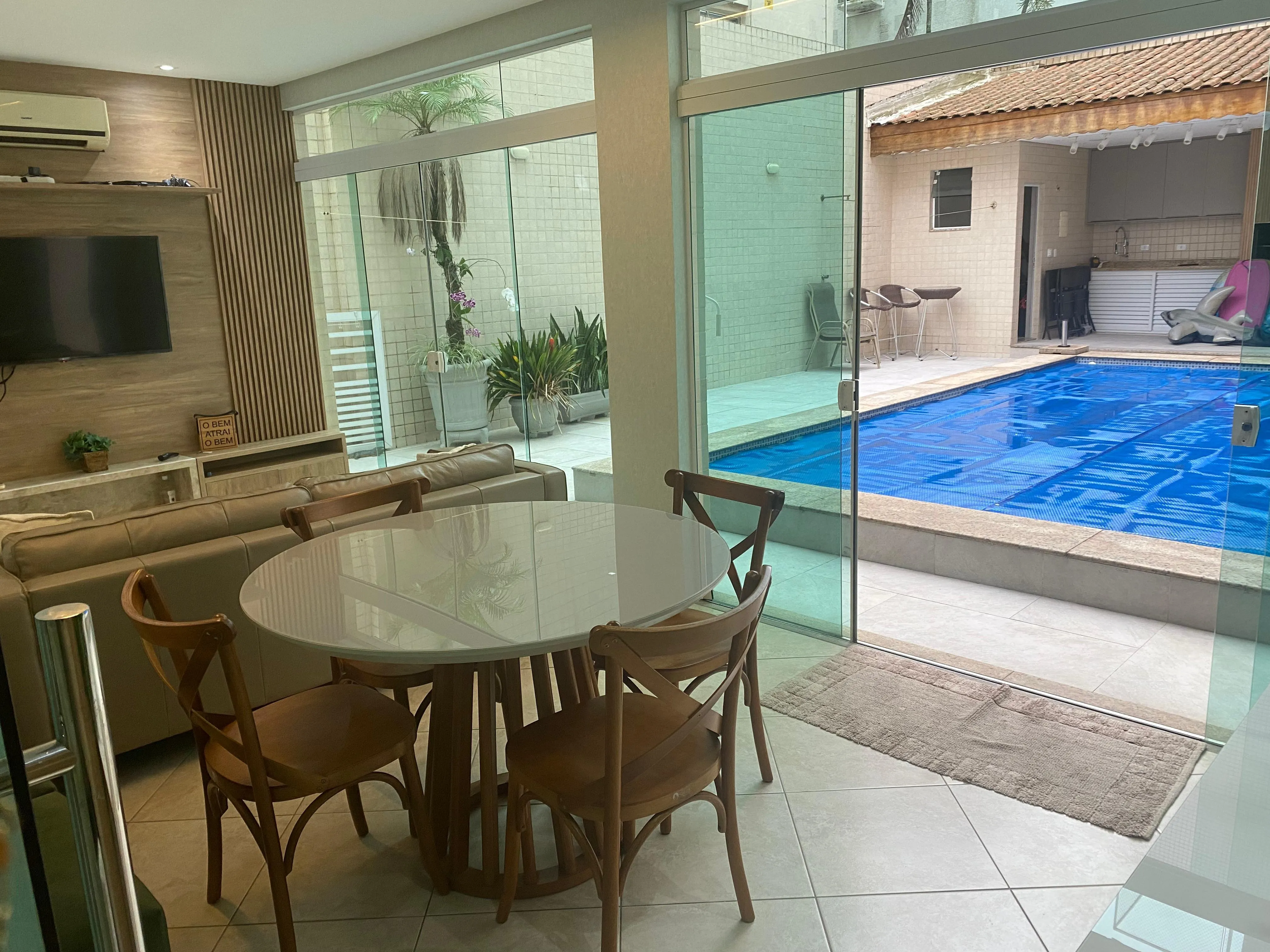 Imagem Residência Exclusiva no Embaré: Elegância, Conforto e Sofisticação em Cada Detalhe