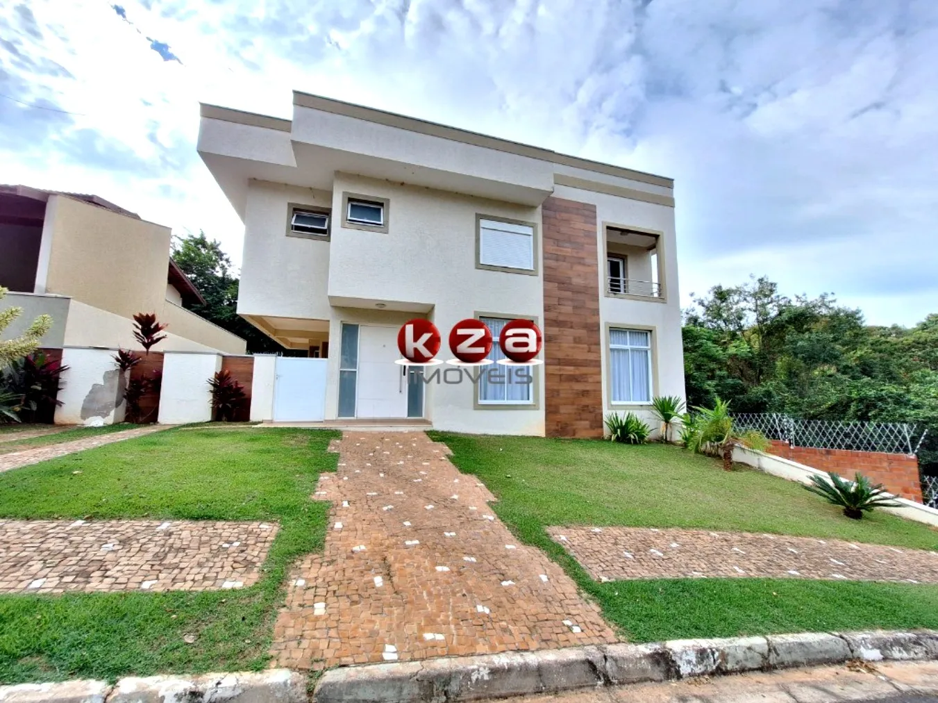 Foto do imóvel Casa em condomínio exclusivo em Valinhos-SP, 3 quartos, 3 suítes, 2 salas, 4 banheiros, 245,98 m² de área.