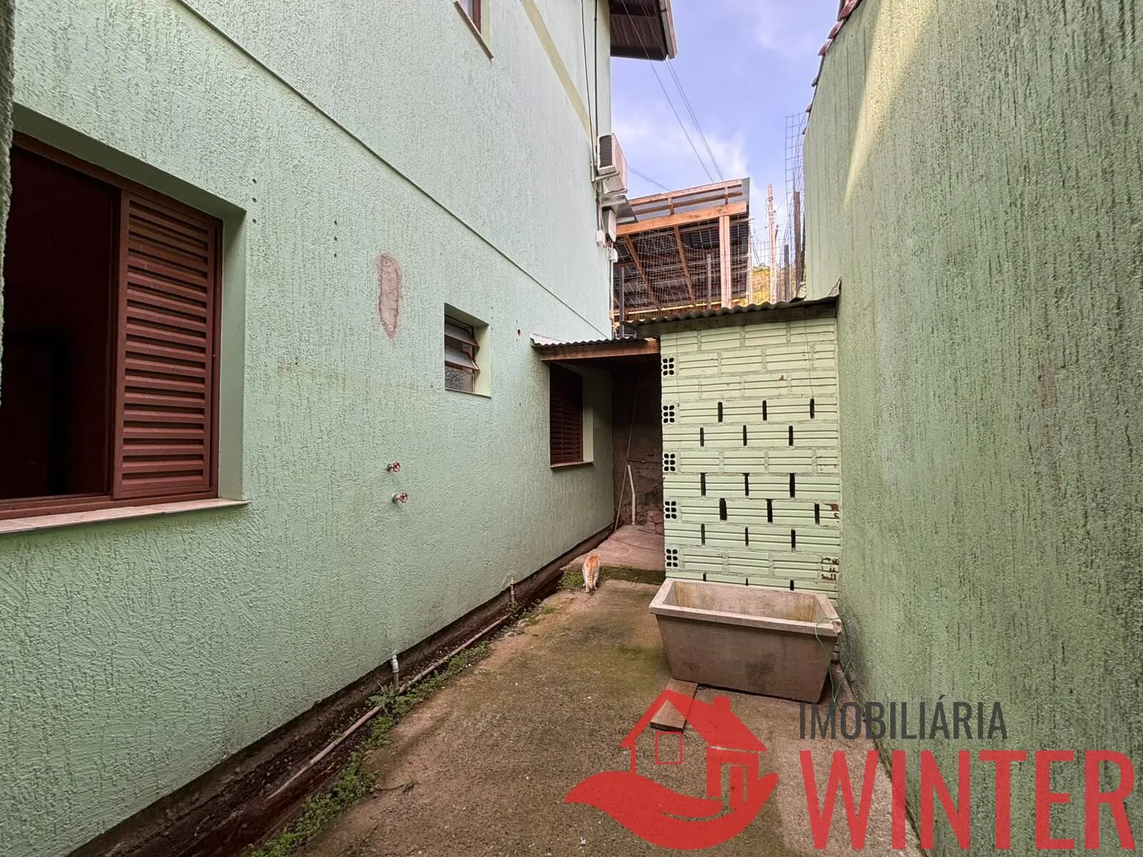 Imagem Casa ampla com 2 Dormitórios, garagem coberta para 3 carros - Matiel