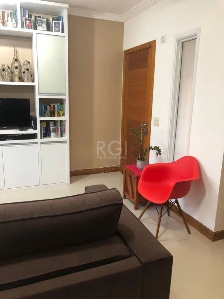 Imagem Casa com 03 dormitórios, 01 suíte, pátio com churrasqueira e 03 vagas de garagem no bairro Tristeza