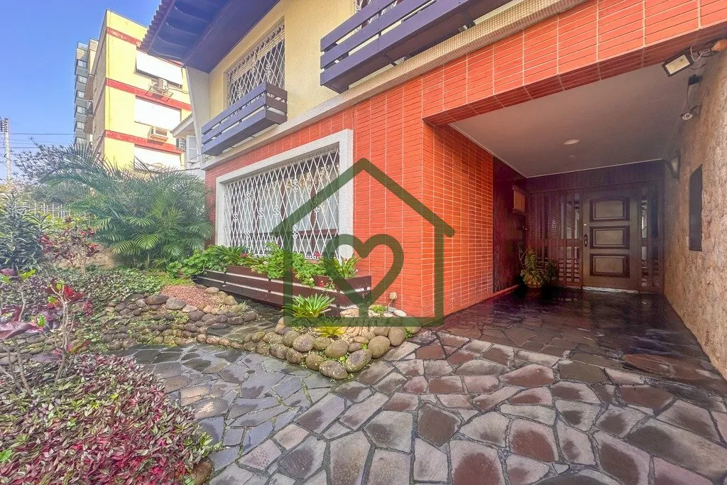 Imagem Belíssima casa, localizada no desejado bairro Bela Vista, com pátio com piscina e um anexo ao fund...