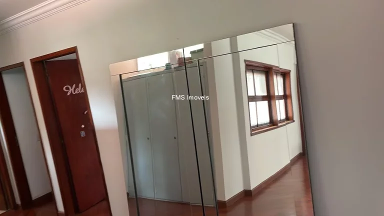 Imagem Casa de luxo à venda em São Paulo-SP, 4 quartos, 2 suítes, 3 salas, 5 banheiros, 6 vagas, 490m² no Alto de Pinheiros.