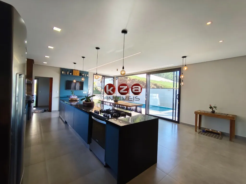 Imagem Casa a venda em Condomínio de Alto Padrão em Vinhedo-SP: 3 Suítes, 2 Salas, gourmet com churrasqueira e piscina.