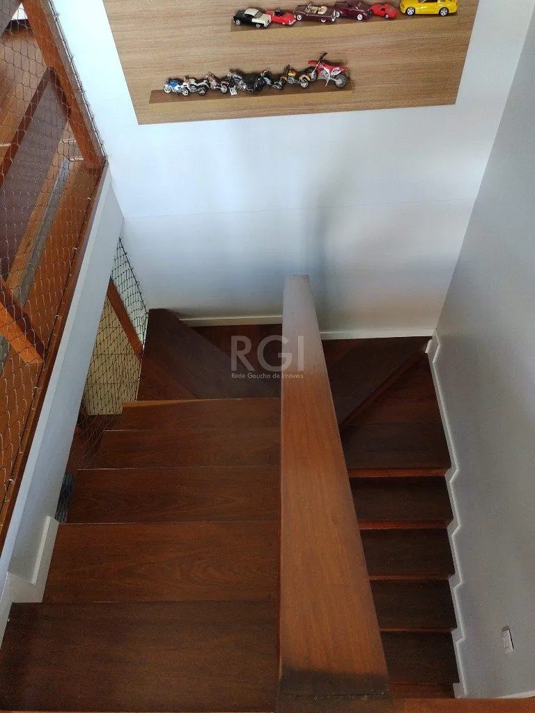 Imagem Excelente casa com 03 suíte, espaço gourmet com churrasqueira, living com lareira, pátio com piscina e garagem para 02 carros no bairro Espírito Santo