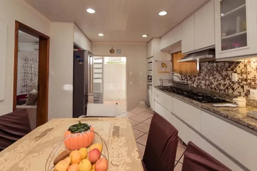 Imagem Casa térrea com 200m² privativos, 3 quartos, Rua Sylvio Sanson - Sarandi