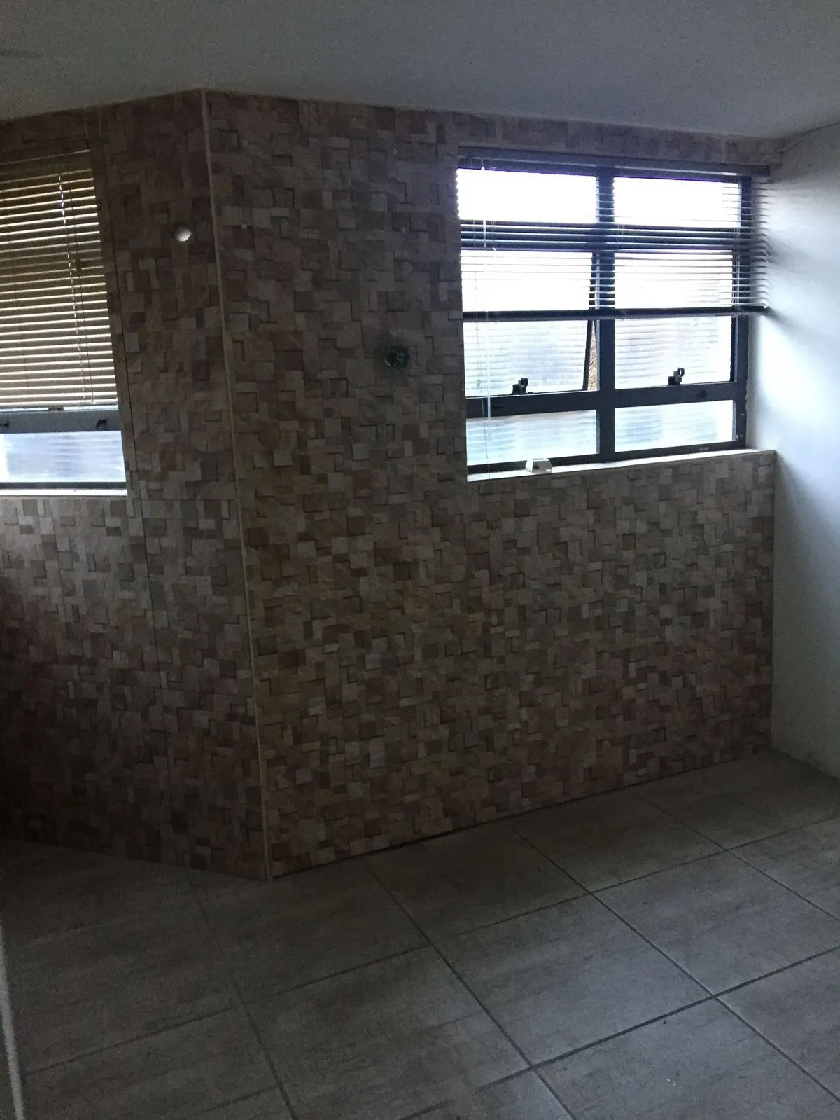 Imagem Salão Comercial para Locação no Centro de Sorocaba-SP: 1 Sala, 4 Banheiros, 164m² de Área
