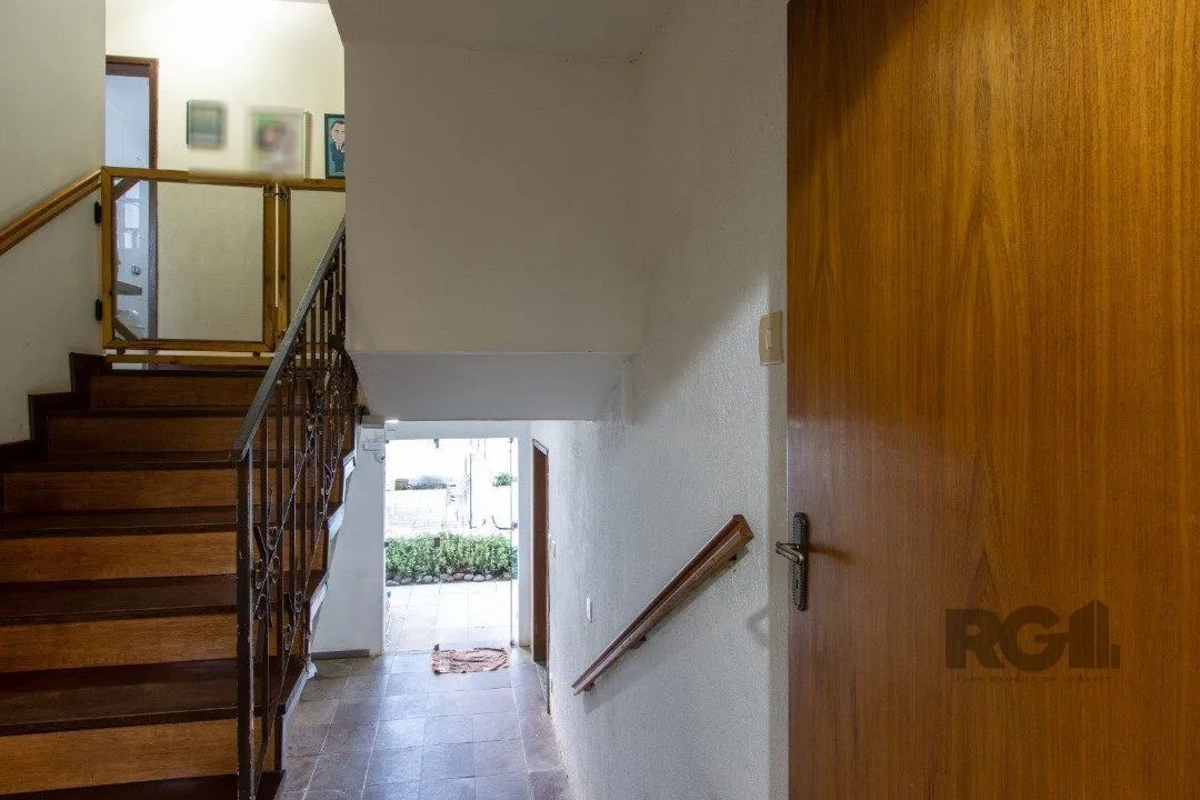 Imagem Casa no bairro Cristal, Possui 4 dormitórios, sendo 1suíte, closet e banheira de hidromassagem, com possibilidade de um podendo 1 dormitórios extra.