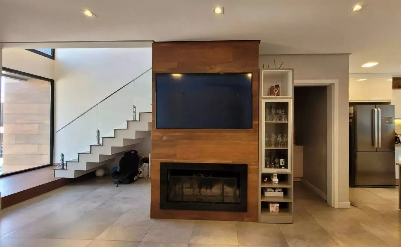 Imagem Casa em condomínio com 3 dormitórios, suíte e 2 vagas.