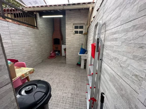 Imagem SOBRADO COM VISTA PARA O MAR à venda no Caiçara em Praia Grande-SP, com 2 dormitórios, sala, cozinha americana, banheiro social, lavabo, 2 vagas de garagem, moveis planejados, churrasqueira, 70 metros da praia. Estuda parcelamento direto.