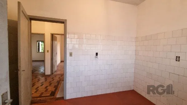 Imagem Casa /Sobrado com apartamento e loja, estacionamento, a venda no Bairro Jardim Itu. Lojão embaixo com dois banheiros e divisórias,