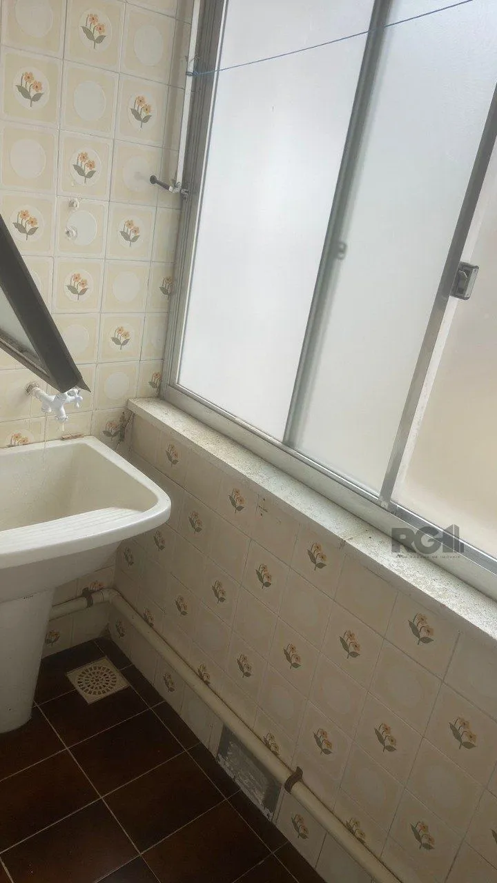 Imagem Apartamento de 2 dormitórios, sala, cozinha, banheiro, área de serviço com vaga de garagem escriturada e coberta