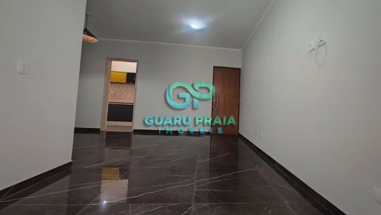 Imagem 3 quartos, sala para 2 ambientes com sacada, reformado, piso em porcelanato, cozinha com armários, banheiro social e de serviço, área de serviço.