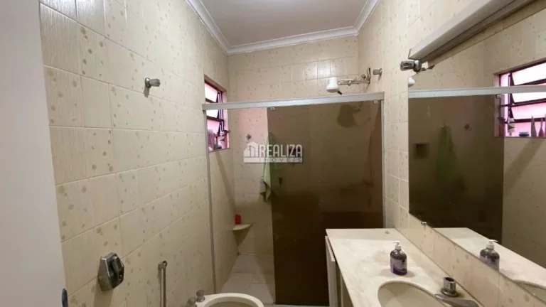 Imagem Casa com 3 dormitórios e suíte no bairro Fabrício em Uberaba