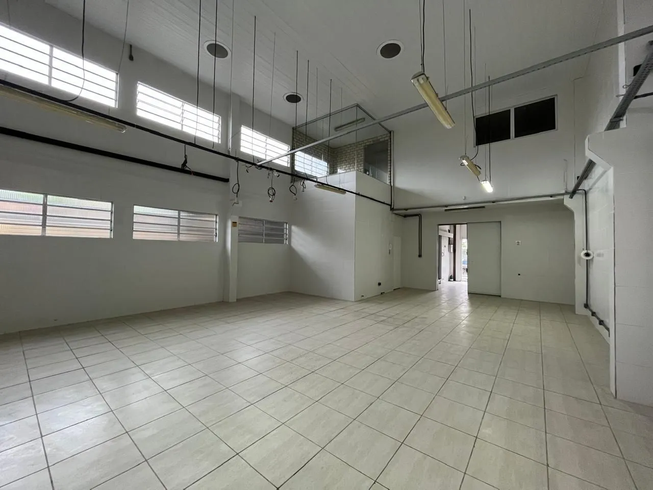 Imagem Prédio Comercial à venda com 5 salas, 400m², 6 vagas, Rua Laudelino Freire no bairro Sarandi em Porto Alegre