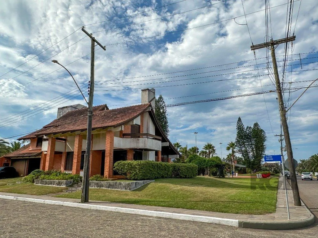 Imagem Icônica Casa para comprar a poucos metros do mar em Atlântida