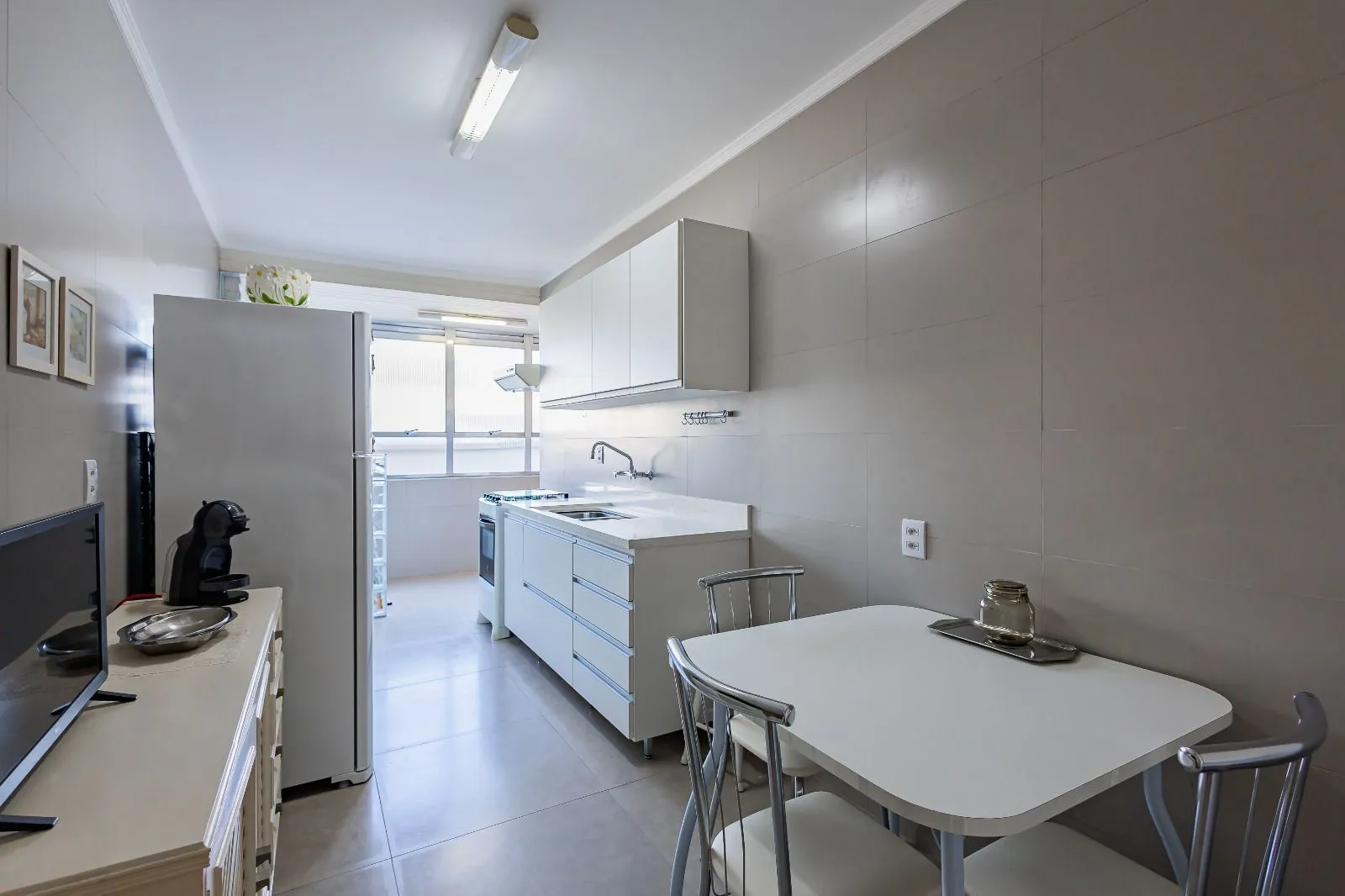 Imagem Apartamento a venda com dois dormitorios e vaga coberta no bairro Menino Deus.